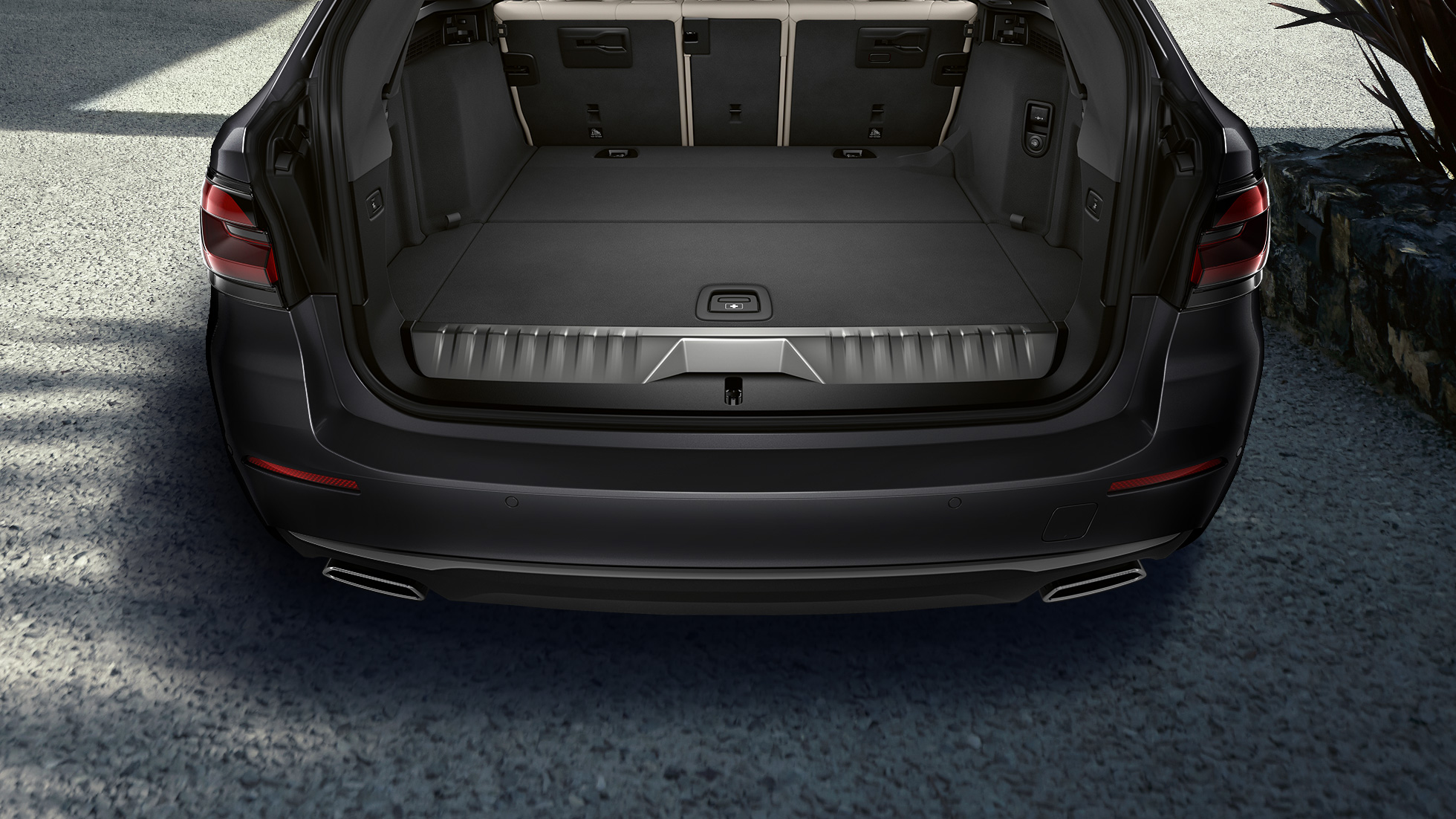 Portbagajul BMW Seria 5 Touring, G31 Imagine în prim plan cu portbagajul BMW Seria 5 Touring, G31, Facelift, 2020, în Gri Sophisto