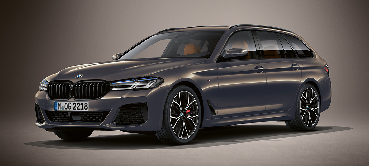 Culoarea exterioară BMW Individual a BMW Seria 5 Touring, G31 Imagine cu trei sferturi din partea frontală a BMW Seria 5 Touring Individual, G31, Facelift, 2020, staţionând