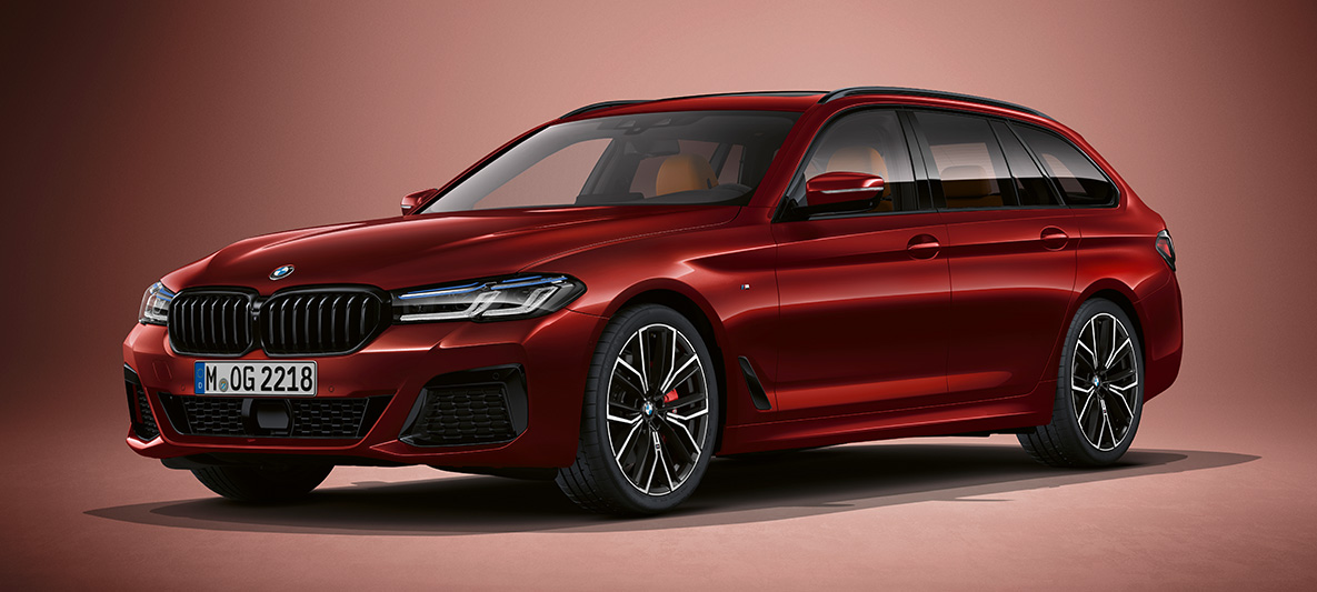 Culoarea exterioară BMW Individual a BMW Seria 5 Touring, G31 Imagine cu trei sferturi din partea frontală a BMW Seria 5 Touring Individual, G31, Facelift, 2020, staţionând