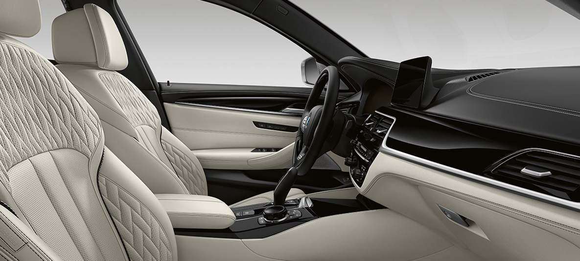 Habitaclul BMW Seria 5 Touring Individual, G31, cu tapiţerie din piele Imagine din habitaclul BMW Seria 5 Touring Individual, G31, Facelift, 2020, cu tapiţerie din piele