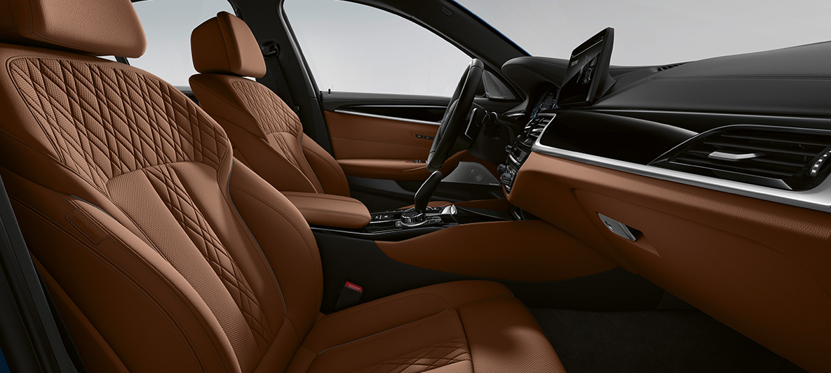 Habitaclul BMW Seria 5 Touring Individual, G31, cu tapiţerie din piele Imagine din habitaclul BMW Seria 5 Touring Individual, G31, Facelift, 2020, cu tapiţerie din piele