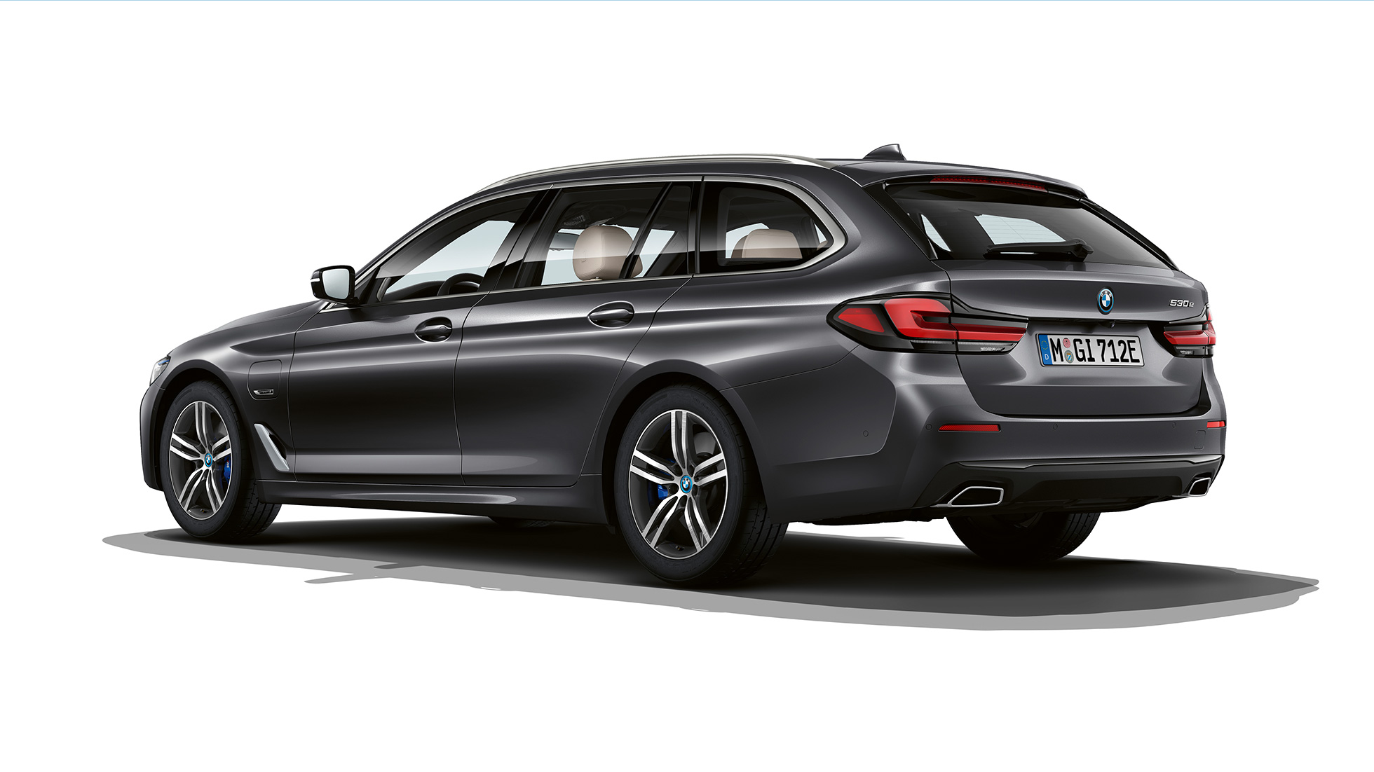 Partea spate a BMW Seria 5 Touring, G31, cu echipamente de bază Imagine cu trei sferturi din partea spate a BMW 530i Touring, G31, 2020, în Gri Sophisto, cu echipamente de bază