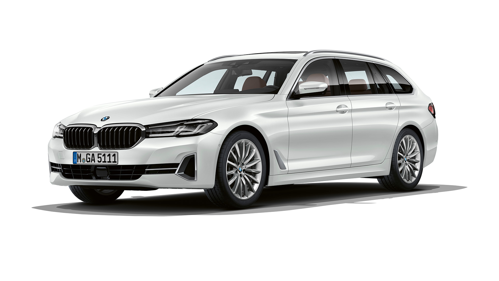 Partea frontală a BMW Seria 5 Touring, G31, cu echipamente Luxury Line Imagine cu trei sferturi din partea frontală a BMW 530i Touring, G31, 2020, în Alb Mineral, cu echipamente Luxury Line
