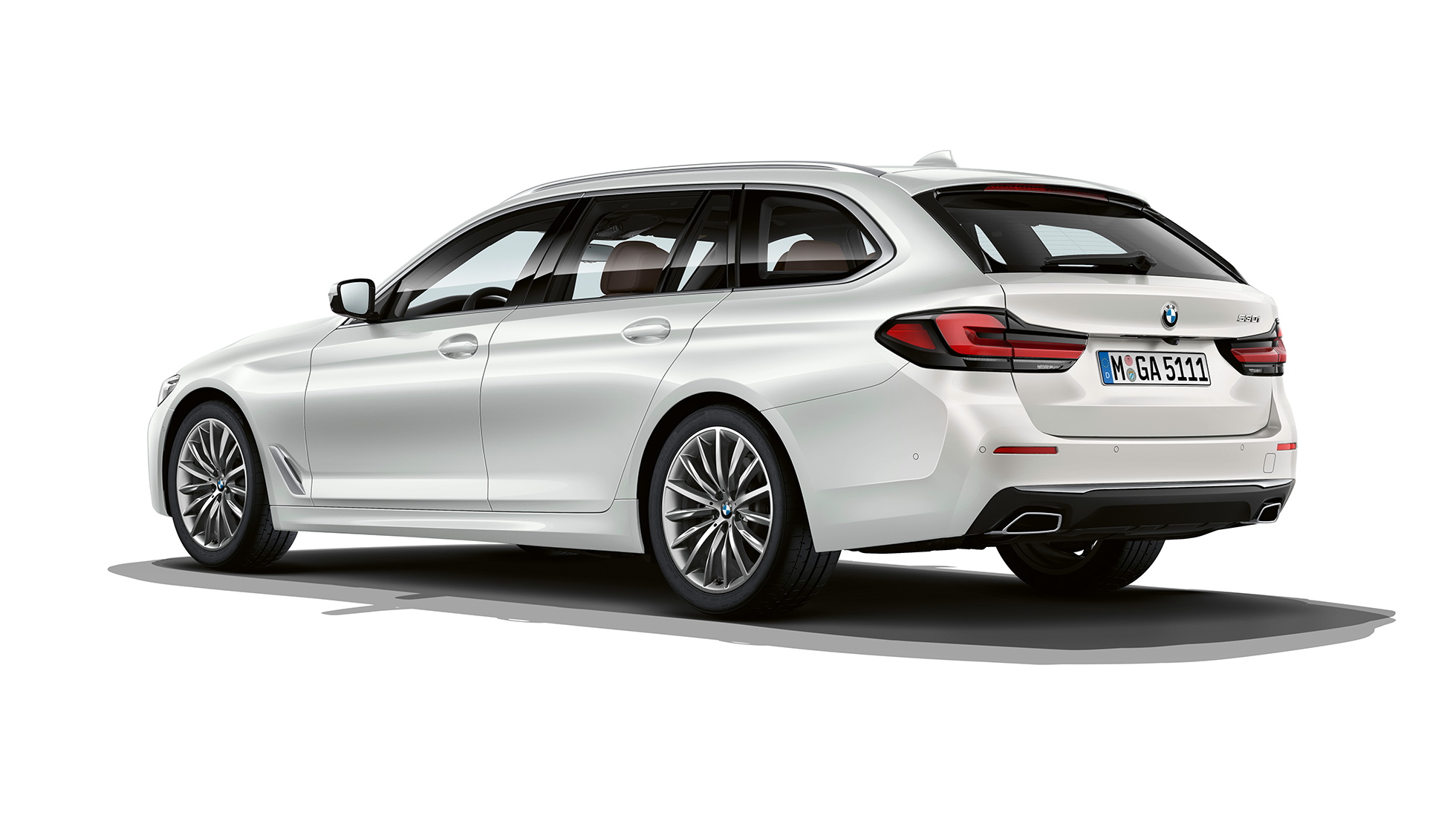 Partea spate a BMW Seria 5 Touring, G31, cu echipamente Luxury Line Imagine cu trei sferturi din partea spate a BMW 530i Touring, G31, 2020, în Alb Mineral, cu echipamente Luxury Line
