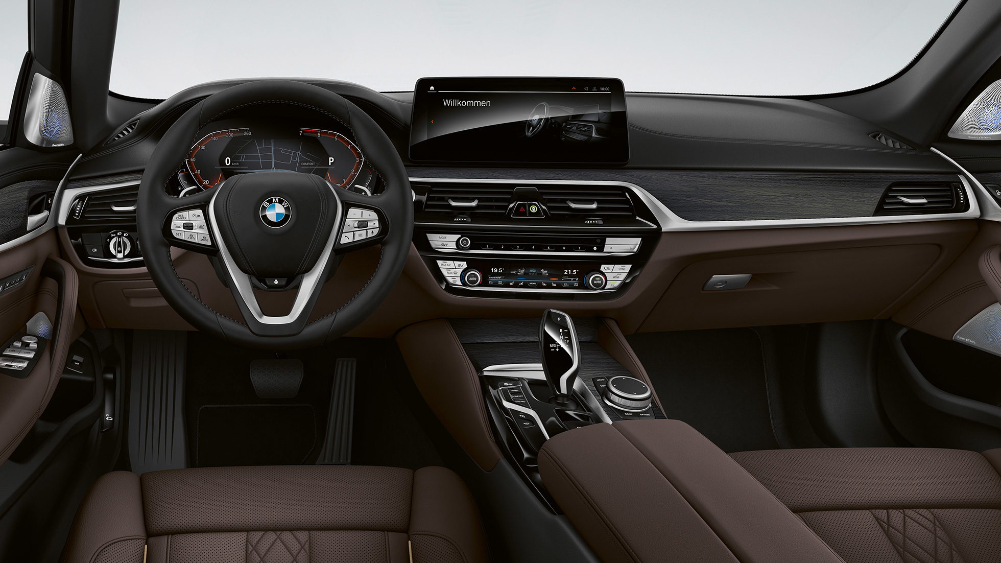 Habitaclul BMW Seria 5 Touring, G31, cu echipamente Luxury Line Imagine cu habitaclul BMW 530i Touring, G31, 2020, cu echipamente Luxury Line şi tapiţerie din piele Nappa în Mokka, cu cusături exclusiviste şi ornamente contrastante