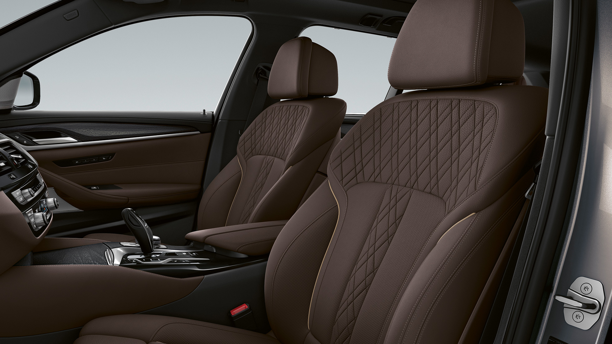 Tapiţeria BMW Seria 5 Touring, G31, cu echipamente Luxury Line Imagine cu tapiţeria din piele Nappa în Mokka, cu cusături exclusiviste şi ornamente contrastante, a BMW 530i Touring, G31, 2020, cu echipamente Luxury Line