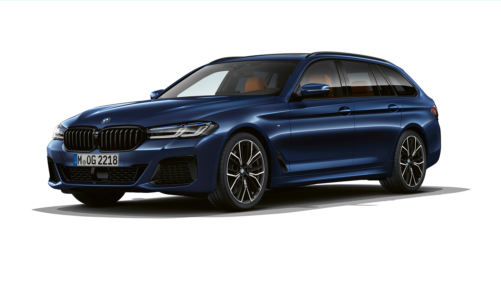 Partea frontală a BMW Seria 5 Touring, G31, cu pachet M Sport Imagine cu trei sferturi din partea frontală a BMW 530e Touring, G31, 2020, în Albastru Tansanite II metalizat, cu pachet M Sport