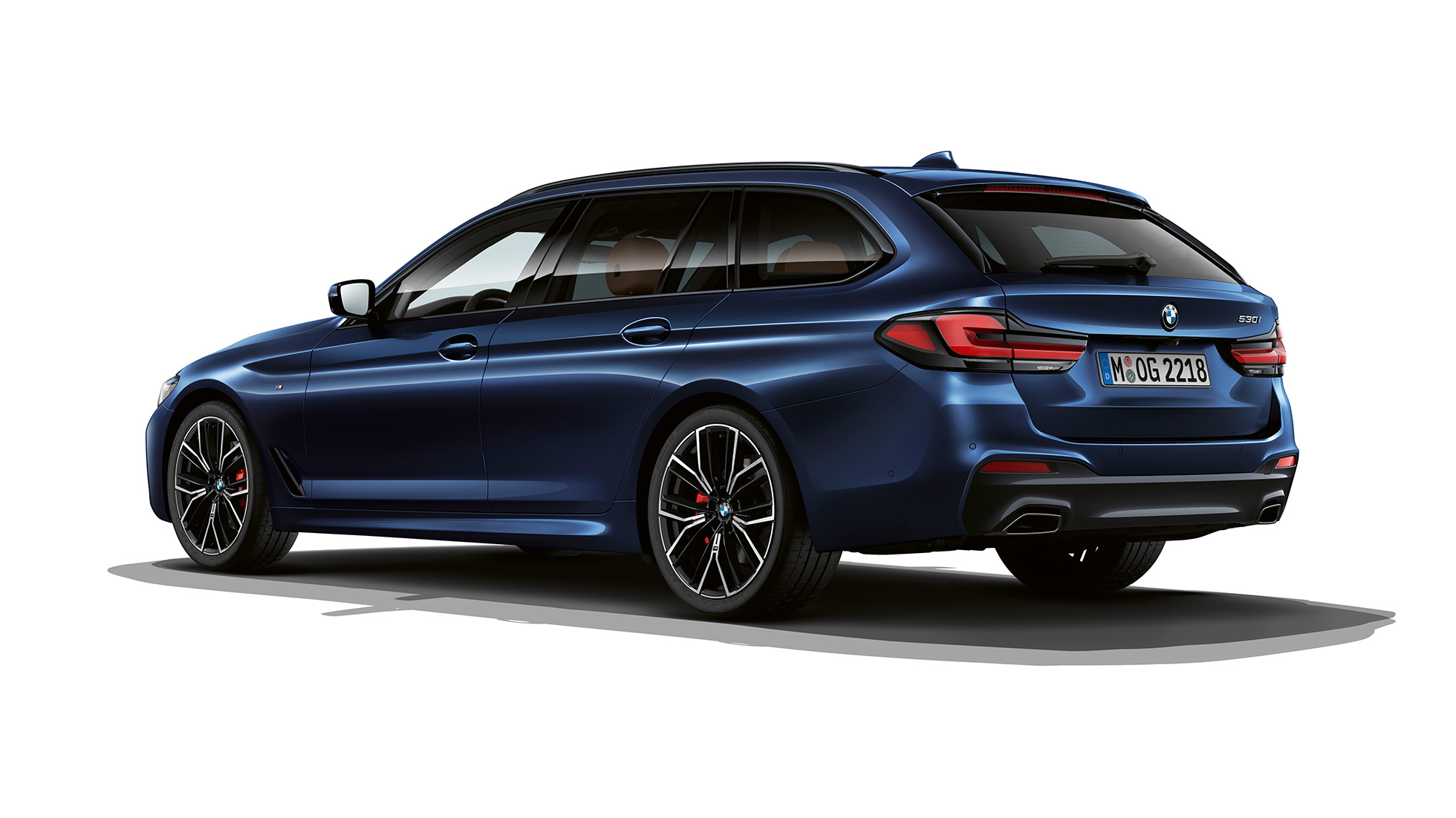 Partea spate a BMW Seria 5 Touring, G31, cu pachet M Sport Imagine cu trei sferturi din partea spate a BMW 530e Touring, G31, 2020, în Albastru Tansanite II metalizat, cu pachet M Sport