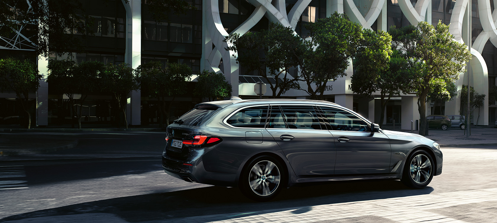 BMW Seria 5 Touring, G31 Imagine cu partea laterală a BMW Seria 5 Touring, G31, Facelift, 2020, în Gri Sophisto