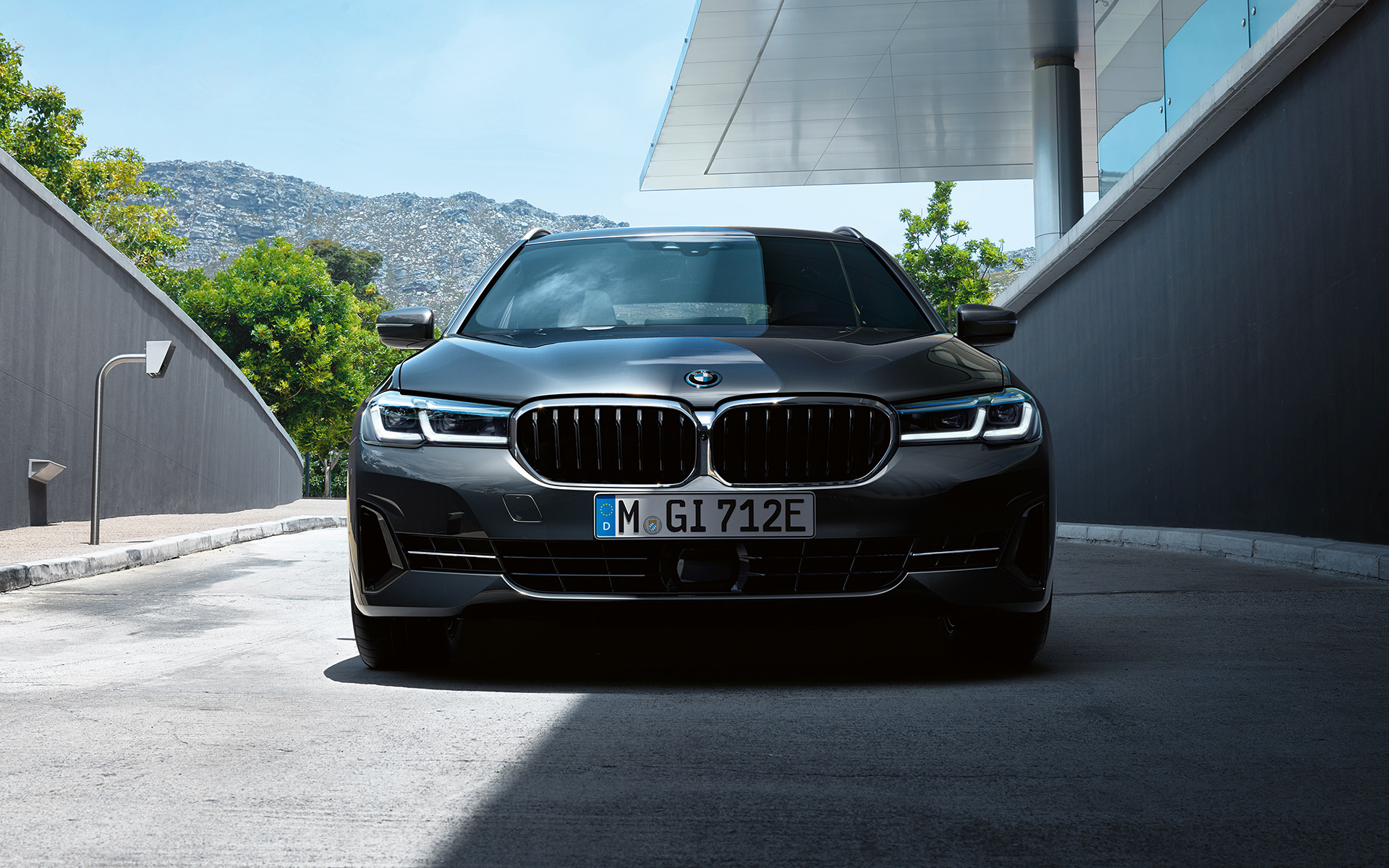 Grila frontală şi spoilerul faţă BMW ale BMW Seria 5 Touring G31 LCI Imagine din partea frontală cu grila frontală şi spoilerul faţă BMW ale BMW Seria 5 Touring G31 2020 Facelift în Gri Sophisto