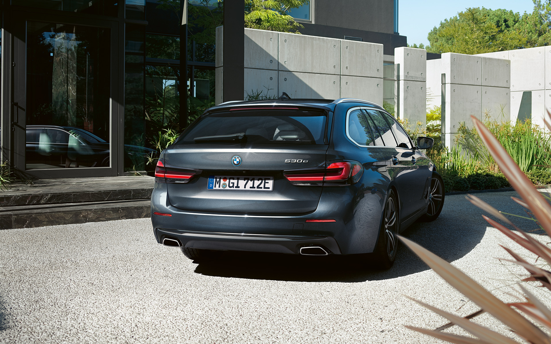 Spoilerul spate şi ţevile de eşapament cu formă unică ale BMW Seria 5 Touring G31 LCI Imagine din partea din spate cu spoilerul spate şi ţevile de eşapament cu formă unică ale BMW Seria 5 Touring G31 2020 Facelift în Gri Sophisto