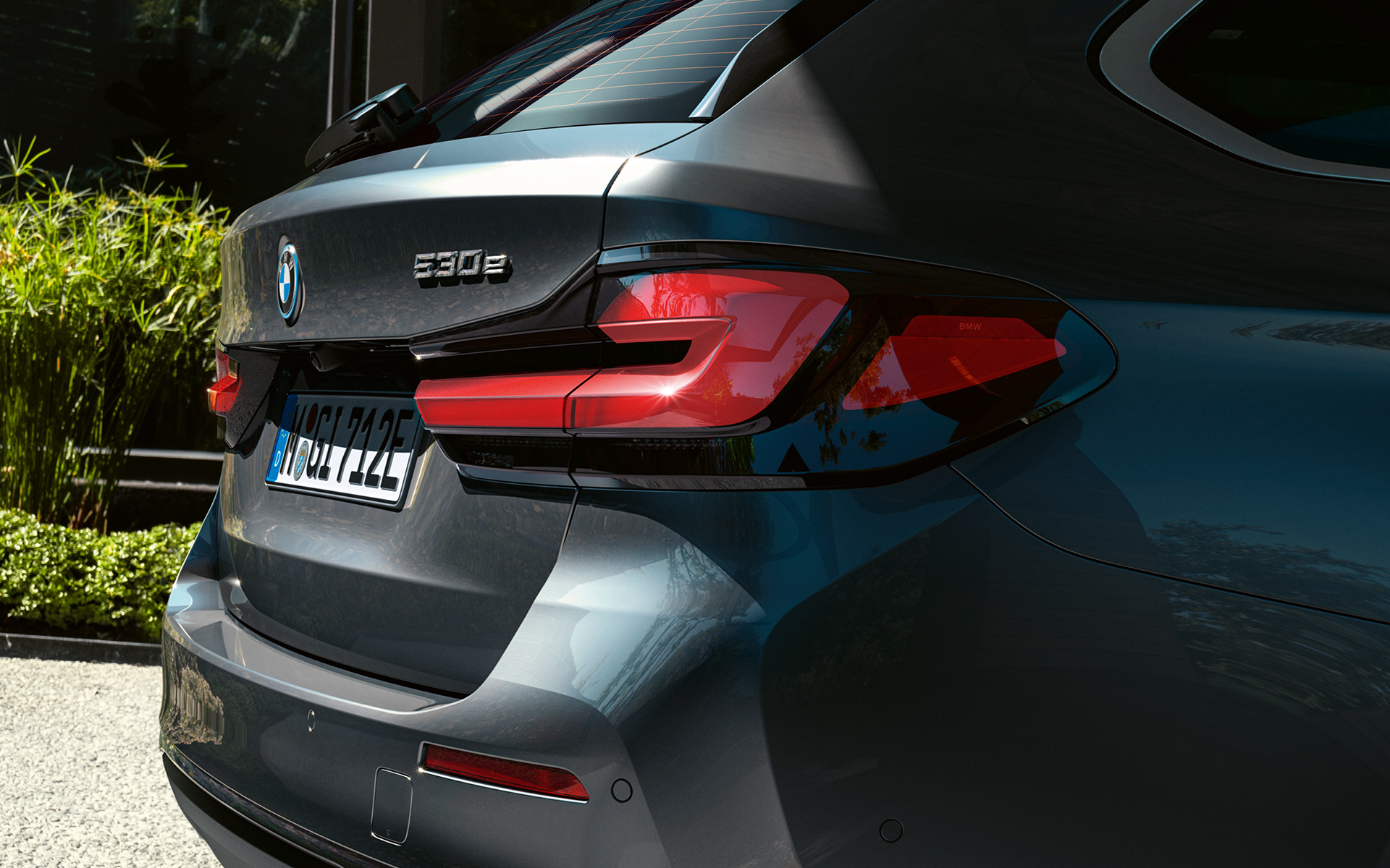 Stopurile în formă 3D ale BMW Seria 5 Touring G31 LCI Imagine în prim plan cu stopurile cu formă 3D ale BMW Seria 5 Touring, G31, Facelift, 2020, în Gri Sophisto