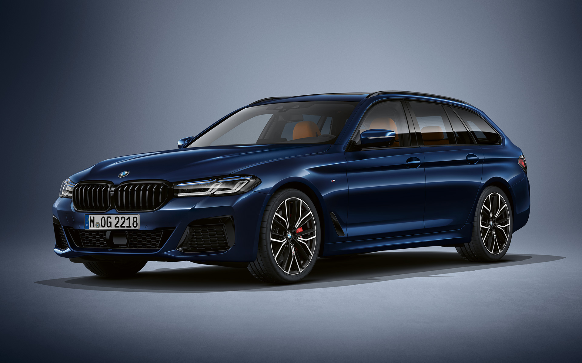 BMW Seria 5 Touring G31 LCI în BMW Individual Albastru Tanzanite Imagine cu trei sferturi din partea frontală a BMW Seria 5 Touring Individual G31 2020 Facelift în BMW Individual Albastru Tanzanite, staţionând