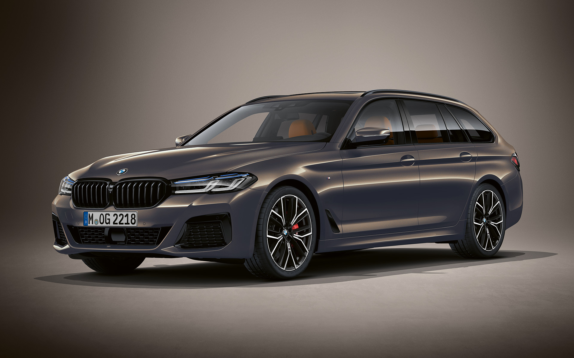 BMW Seria 5 Touring G31 LCI în BMW Individual Gri Alvite Imagine cu trei sferturi din partea frontală a BMW Seria 5 Touring Individual G31 2020 Facelift în BMW Individual Gri Alvite, staţionând