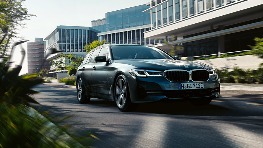 Exteriorul BMW Seria 5 Touring G31 LCI BMW Seria 5 Touring G31 2020 Facelift 530e PHEV în Gri Sophisto, rulând pe un drum rural