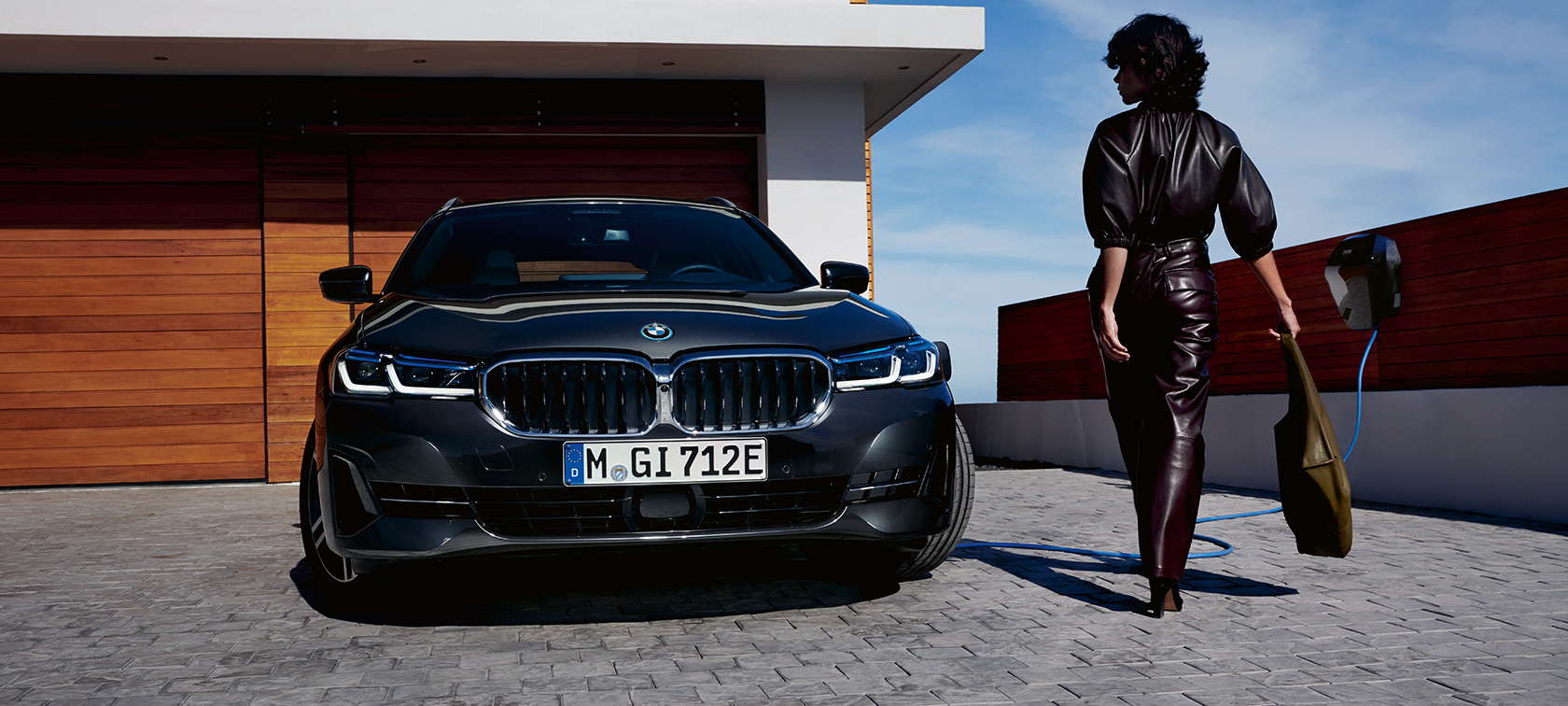 Imagine din partea frontală a unui BMW Seria 5 Touring G31 LCI 2021 plug-in hybrid, la încărcat Imagine din partea frontală a unui BMW Seria 5 Touring G31 LCI 2021 plug-in hybrid, la încărcat cu un model