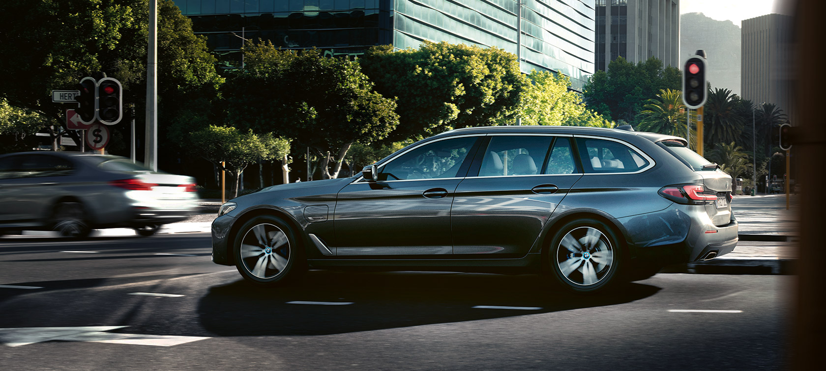BMW 530e Touring G31 LCI în Gri Sophisto, staţionând în faţa unei clădiri BMW 530e Touring G31 LCI în Gri Sophisto, staţionând în faţa unei clădiri