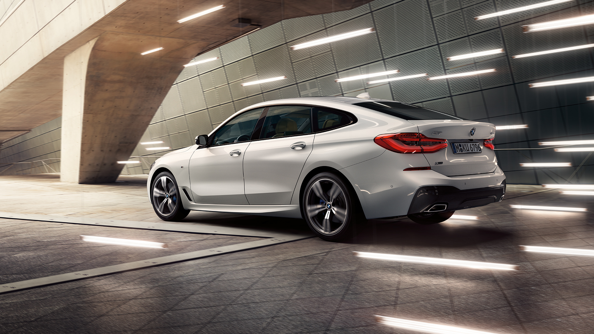 Imagine cu trei sferturi din partea laterală spate a BMW Seria 6 Gran Turismo, G32 Imagine cu trei sferturi din partea laterală spate a BMW Seria 6 Gran Turismo, G32, 2017, în Alb Mineral metalizat