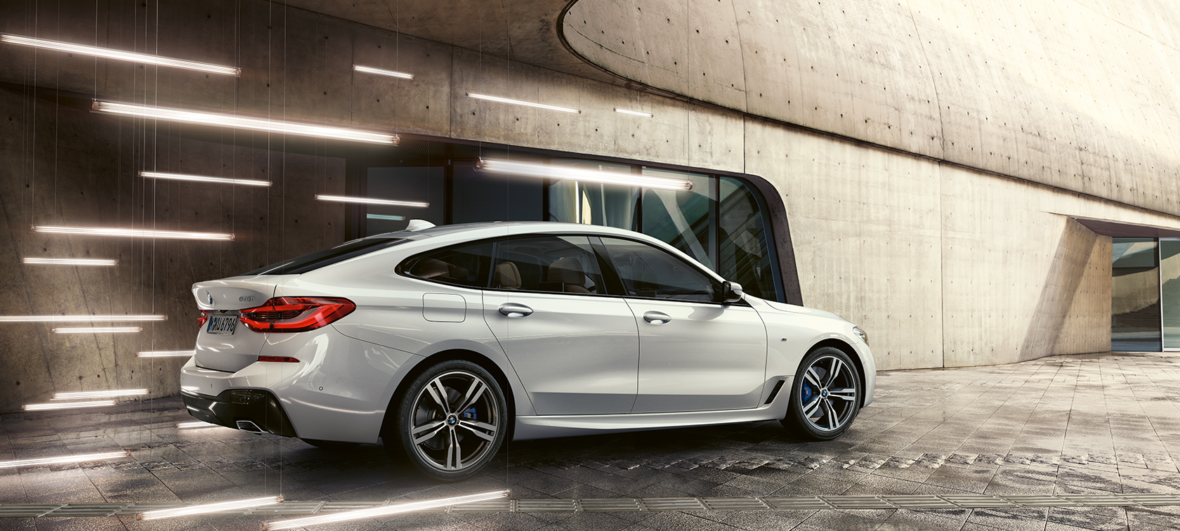 Imagine cu trei sferturi din partea spate a BMW Seria 6 Gran Turismo, G32 Imagine cu trei sferturi din partea spate a BMW Seria 6 Gran Turismo, G32, 2017, în Alb Mineral metalizat