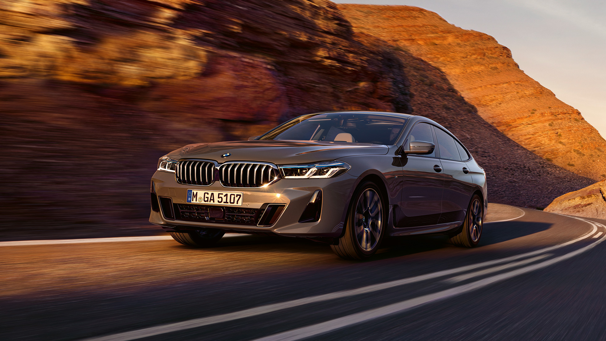 BMW Seria 6 Gran Turismo, G32, 2020 Imagine cu trei sferturi din partea frontală a BMW 640i xDrive Gran Turismo, G32, 2020, în Gri Bernina, rulând în faţa unui peisaj