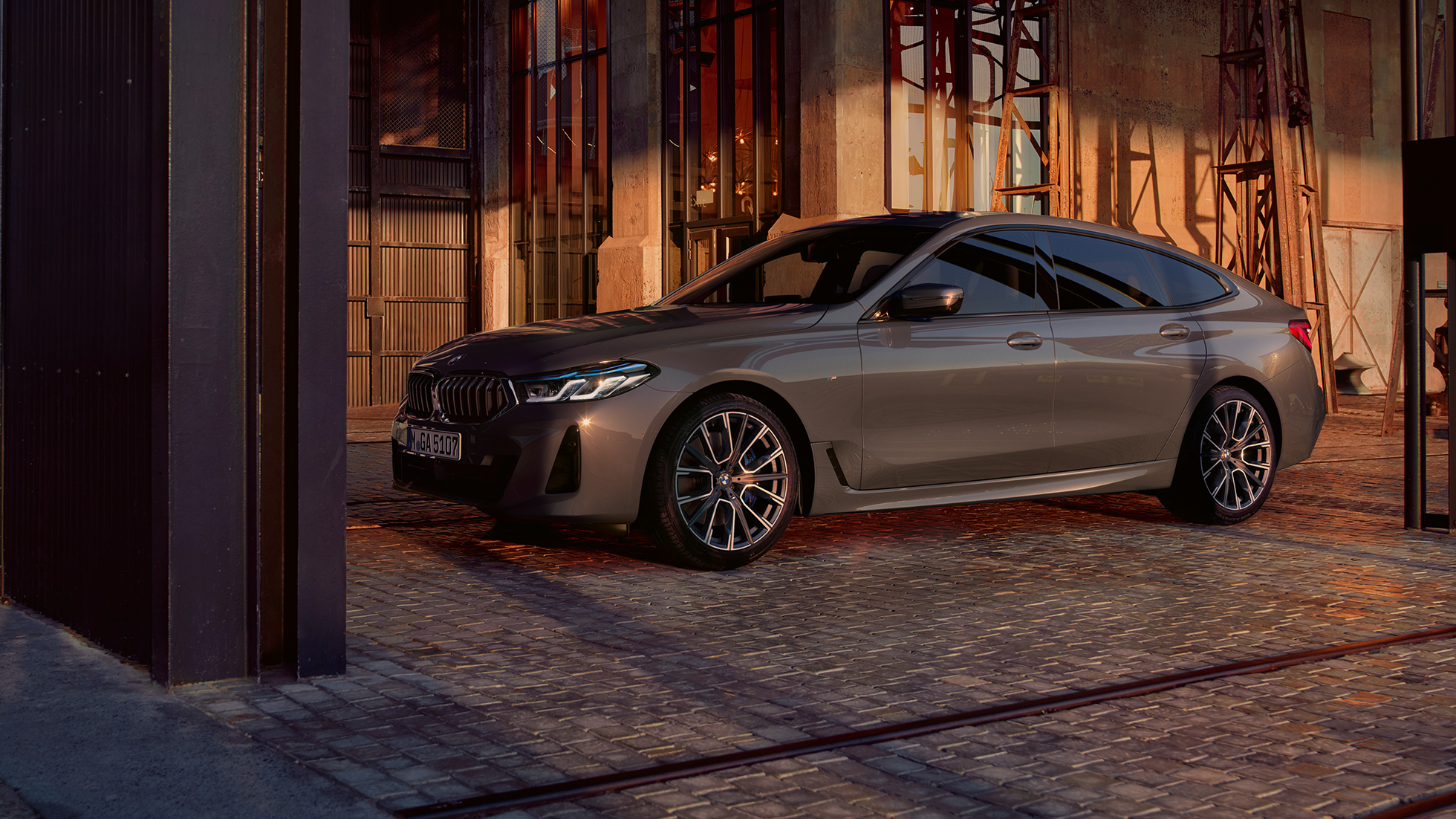 Silueta BMW Seria 6 Gran Turismo, G32, 2020 Imagine cu partea laterală a BMW 640i xDrive Gran Turismo, G32, 2020, în Gri Bernina