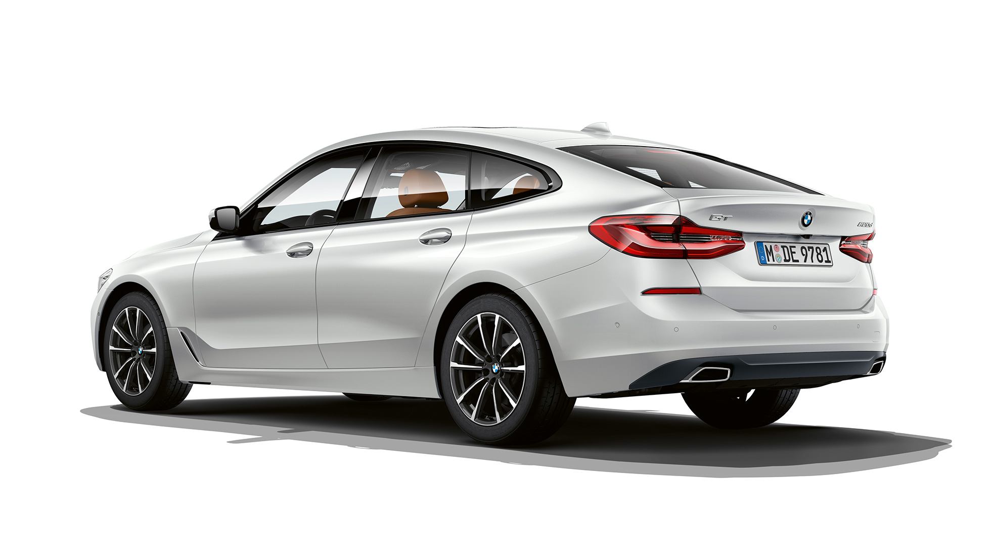 Partea spate a BMW Seria 6 Gran Turismo, G32, 2020, cu echipamente de bază Imagine cu trei sferturi din partea spate a BMW 620d Gran Turismo, G32, 2020, în Alb Mineral metalizat, cu echipamente de bază