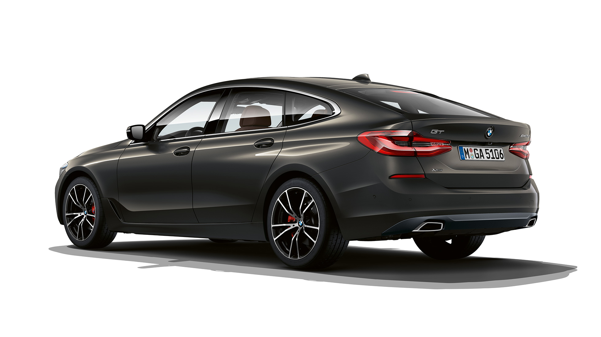 Partea spate a BMW Seria 6 Gran Turismo, G32, 2020, cu echipamente Luxury Line Imagine cu trei sferturi din partea spate a BMW 640d xDrive Gran Turismo, G32, 2020, în Gri Dravit, cu echipamente Luxury Line