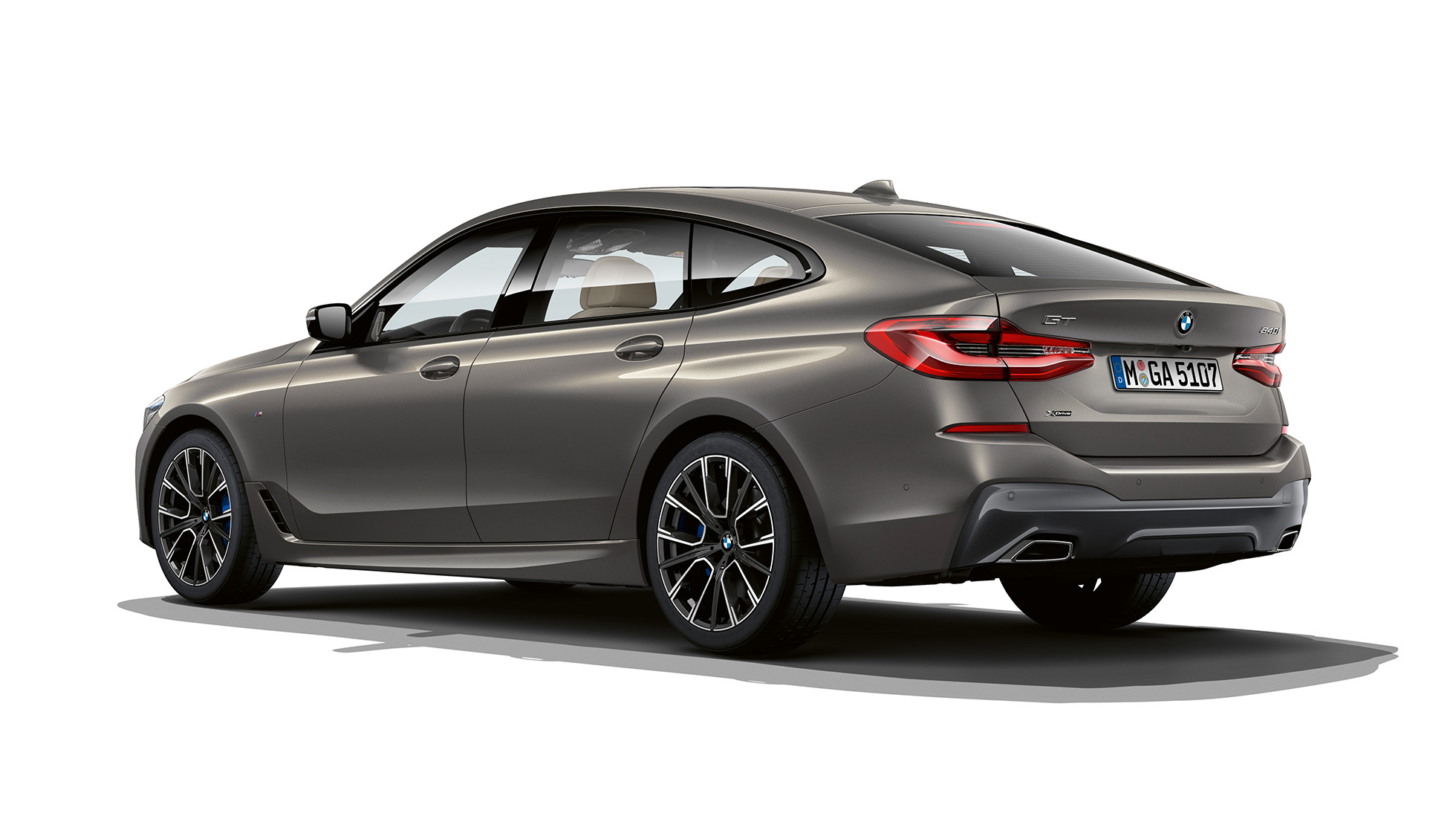 BMW Seria 6 Gran Turismo, G32, 2020, cu pachet M Sport Imagine cu trei sferturi din partea spate a BMW 640i xDrive Gran Turismo, G32, 2020, în Gri Bernina Amber Effect, cu pachet M Sport