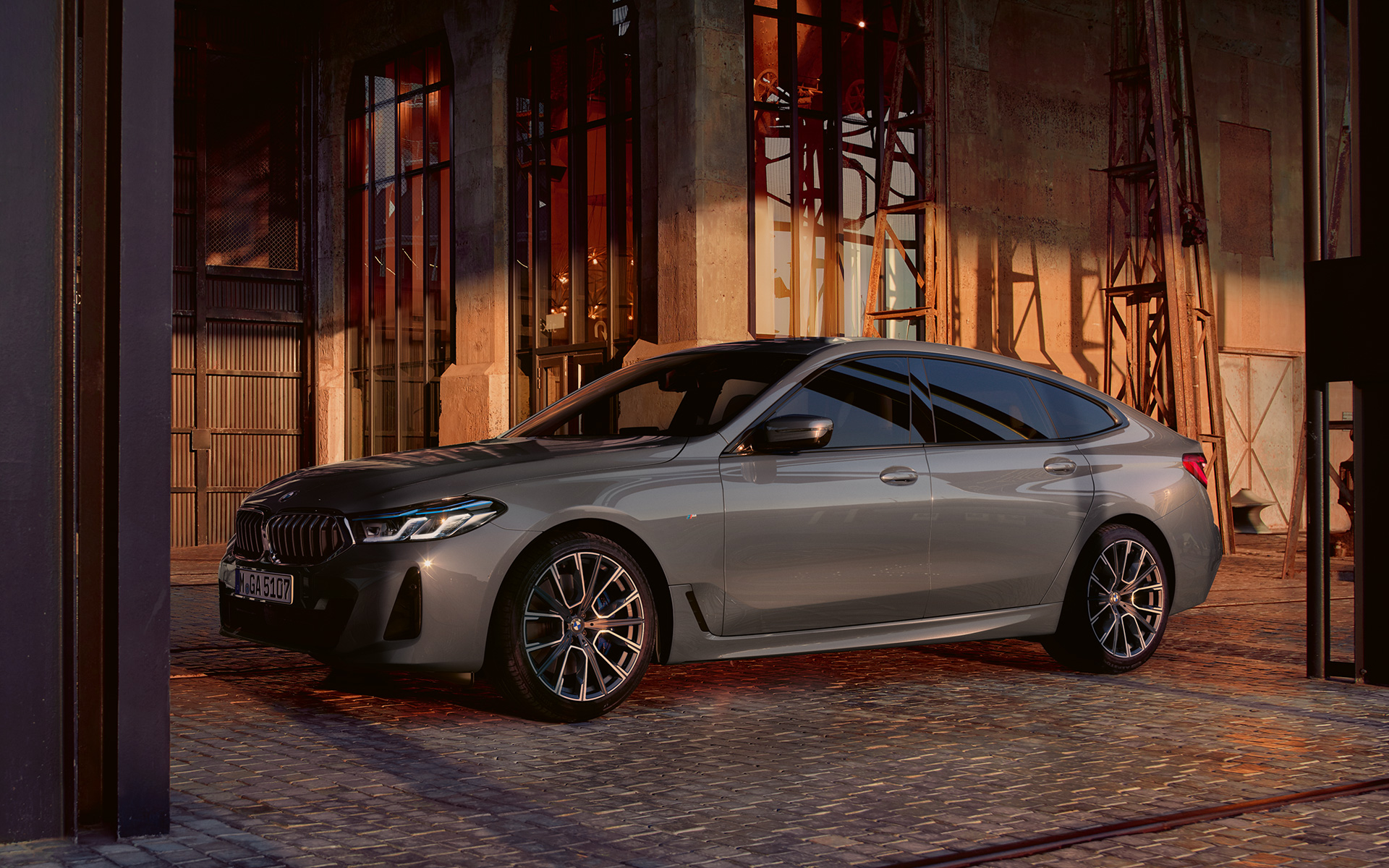 Silueta BMW Seria 6 Gran Turismo, G32, 2020 Imagine cu partea laterală a BMW Seria 6 Gran Turismo 640i xDrive, G32, 2020, în Gri Bernina