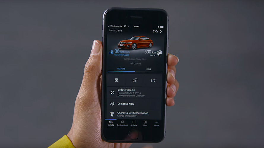 Un smartphone cu aplicaţia BMW Connected pe ecran Imagine în prim plan cu un smartphone cu aplicaţia BMW Connected pe ecran pentru modelul BMW X2 F39