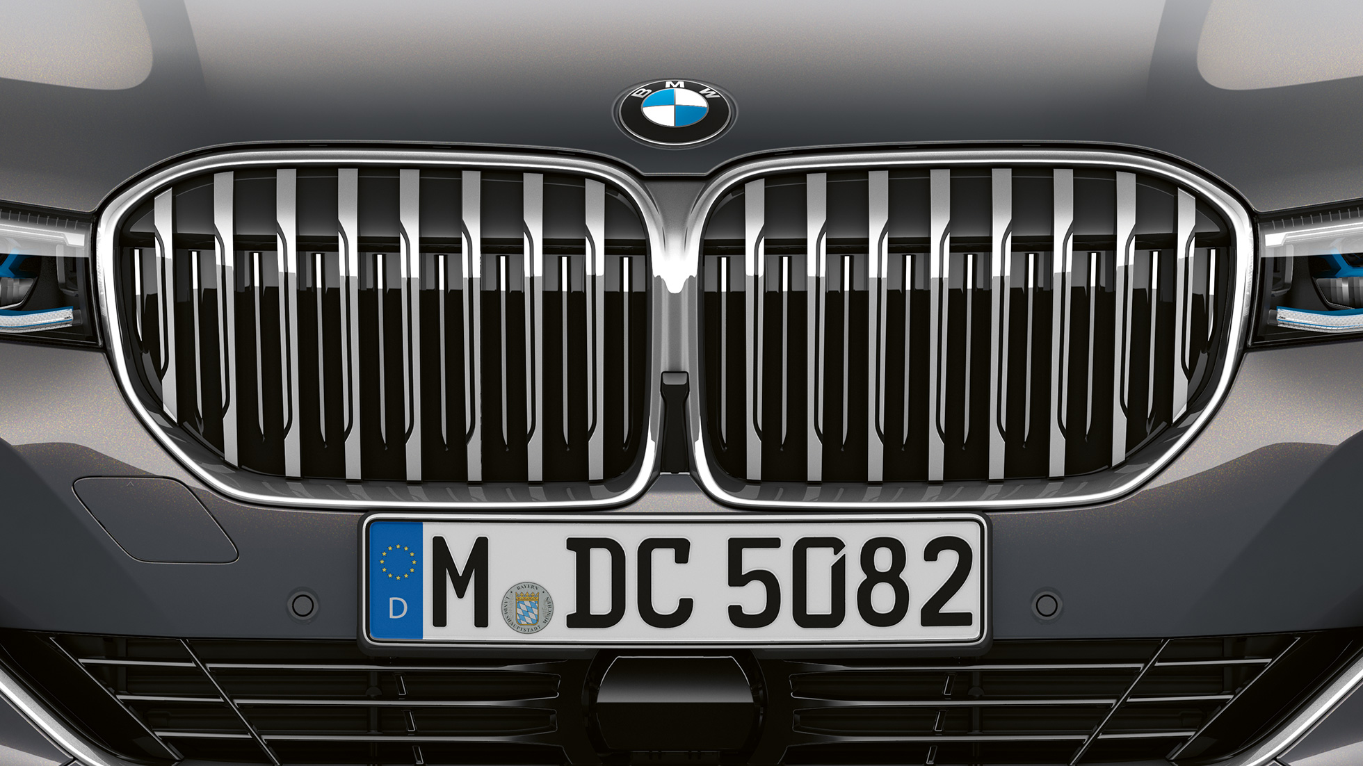 Schimbătorul de viteze al BMW Seria 7 Sedan cu pachetul Design Exterior Pure Excellence Imagine în prim-plan cu grila BMW Seria 7 Sedan cu pachetul Design Exterior Pure Excellence