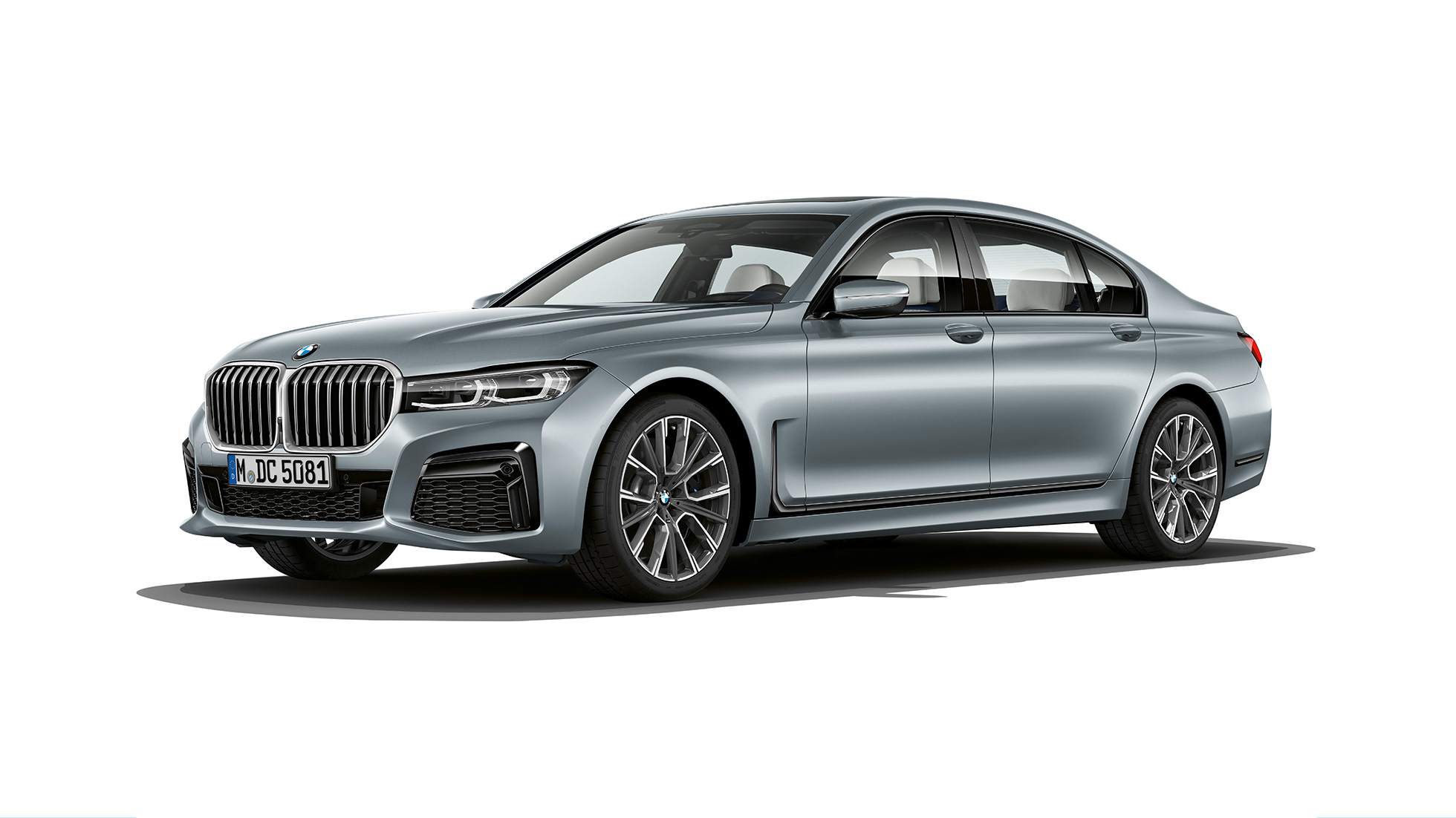 Imagine cu trei sferturi din partea frontală a BMW Seria 7 Sedan cu pachet M Sport Imagine cu trei sferturi din partea frontală a BMW Seria 7 Sedan, în Frozen Bluestone metalizat, cu pachet M Sport