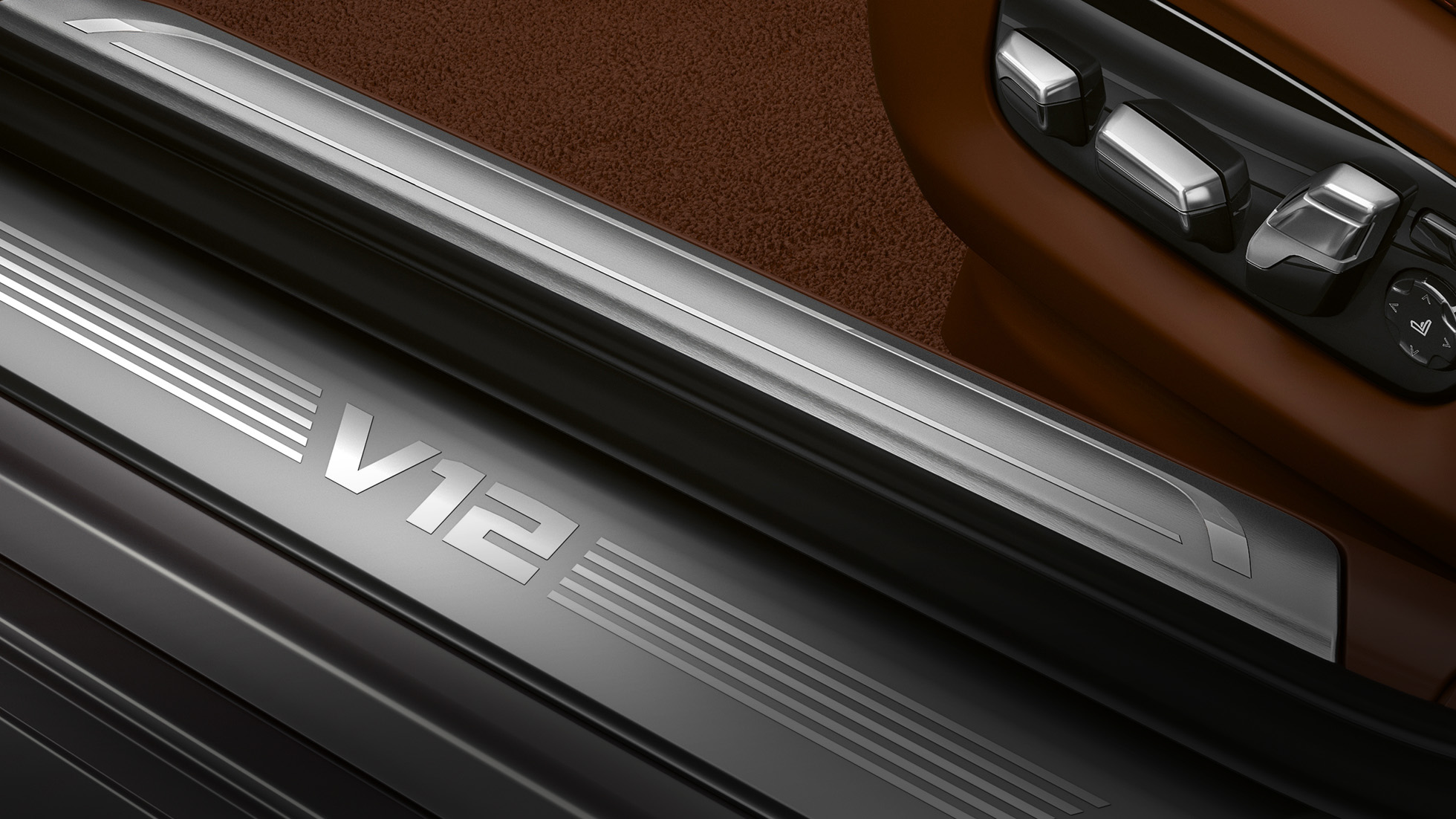 Pragurile portierelor BMW cu inscripţie „V12” Imagine în prim-plan cu pragurile portierelor BMW M760Li xDrive cu inscripţie „V12”