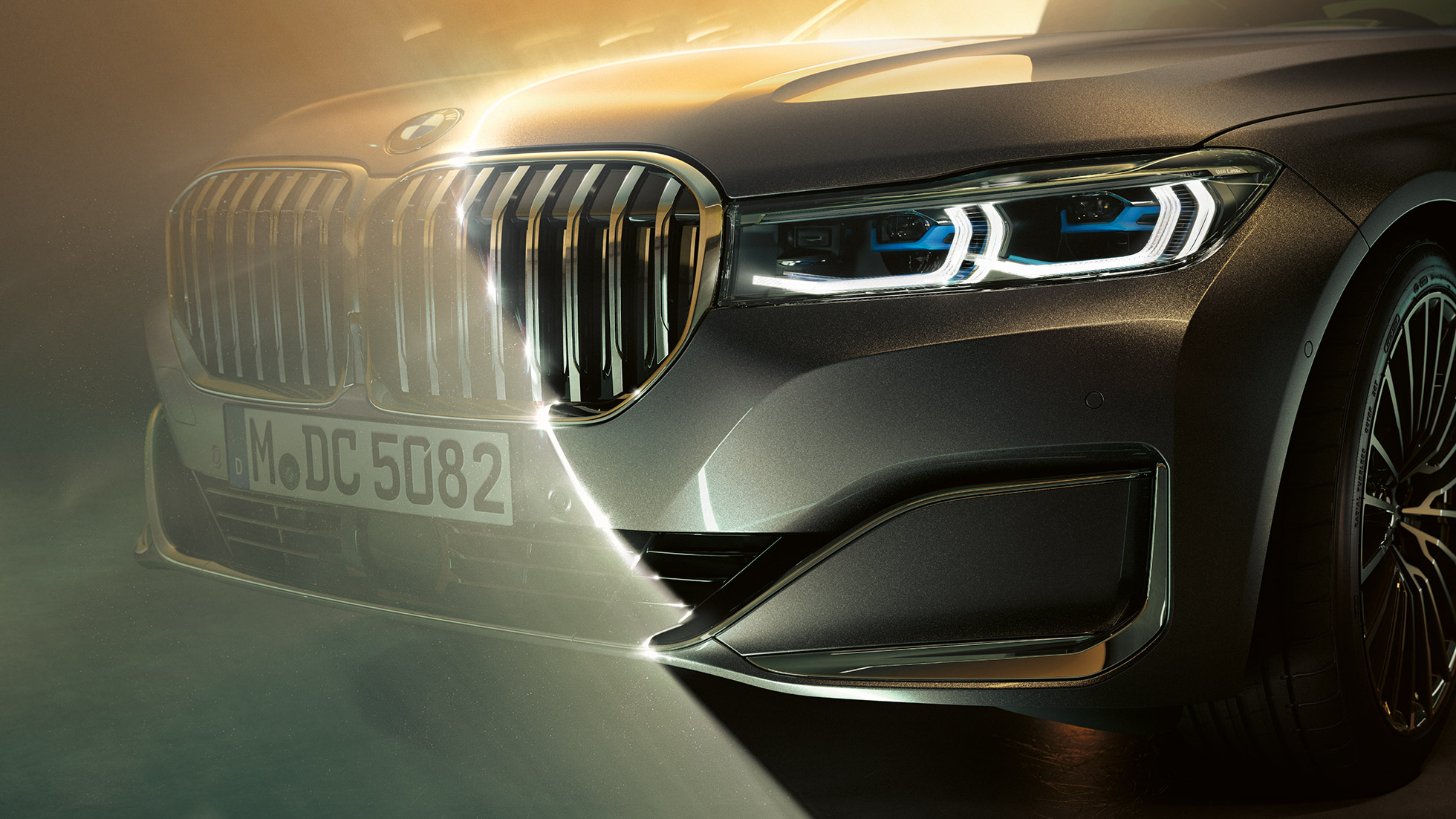 Grila radiatorului şi farurile BMW Laserlight ale BMW Seria 7 Sedan Imagine în prim-plan cu BMW Seria 7 Sedan cu grilă mare a radiatorului şi faruri BMW Laserlight