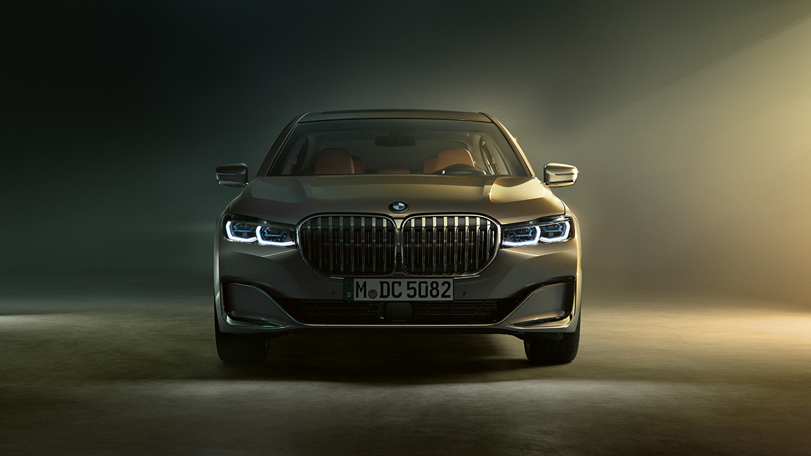 Imagine cu partea frontală a BMW Seria 7 Sedan Imagine cu partea frontală a BMW Seria 7 Sedan într-un ambient slab iluminat