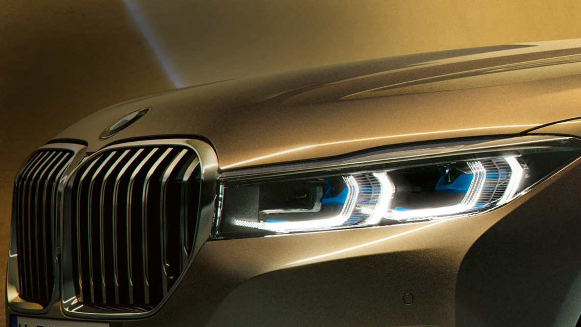 Farurile BMW Laserlight ale BMW Seria 7 Sedan Imagine în prim-plan cu BMW Seria 7 Sedan cu faruri BMW Laserlight cu lumină alb-albastră