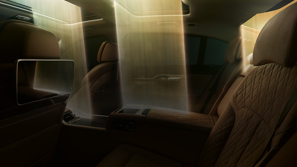 Interiorul BMW Seria 7 Sedan Imagine cu interiorul BMW Seria 7 Sedan şi cu lumina trecând prin plafonul panoramic din sticlă
