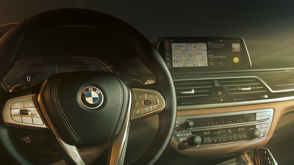 „Remote Software Upgrade” (trad. Actualizare de la distanţă a software-ului) al BMW Seria 7 Sedan Imagine în prim-plan cu panoul de instrumente cu „Remote Software Upgrade” (trad. Actualizare de la distanţă a software-ului)