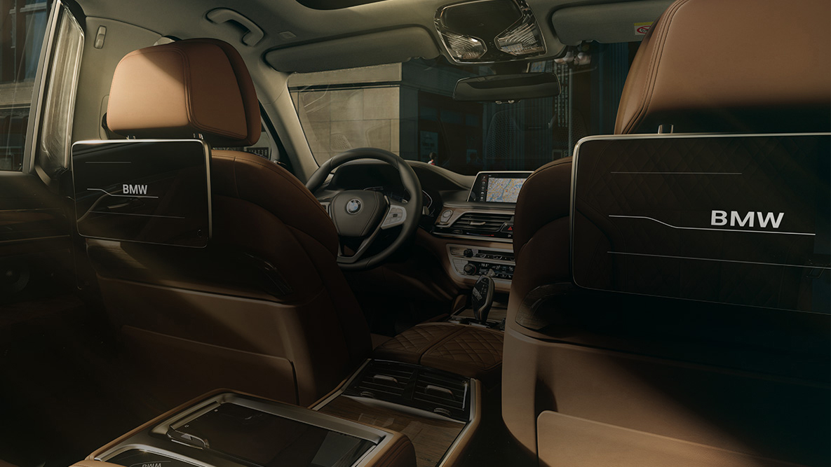 Sistemul de divertisment pentru locurile din spate al BMW Seria 7 Sedan Perspectivă din spate asupra sistemului de divertisment pentru locurile din spate al BMW Seria 7 Sedan cu ecrane HD cu funcţie tactilă
