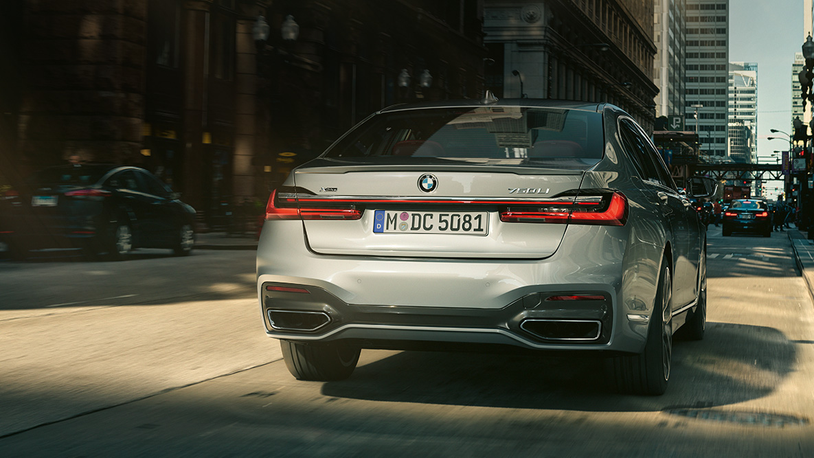 Asistentul BMW pentru mersul în marşarier al BMW Seria 7 Sedan Perspectivă din spate asupra BMW Seria 7 Sedan cu Asistent BMW pentru mersul în marşarier