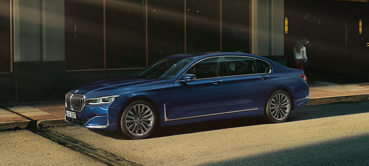 Imagine din partea laterală, BMW Individual Seria 7 Sedan Imagine din partea laterală a unui BMW Individual Seria 7 Sedan într-un mediu urban