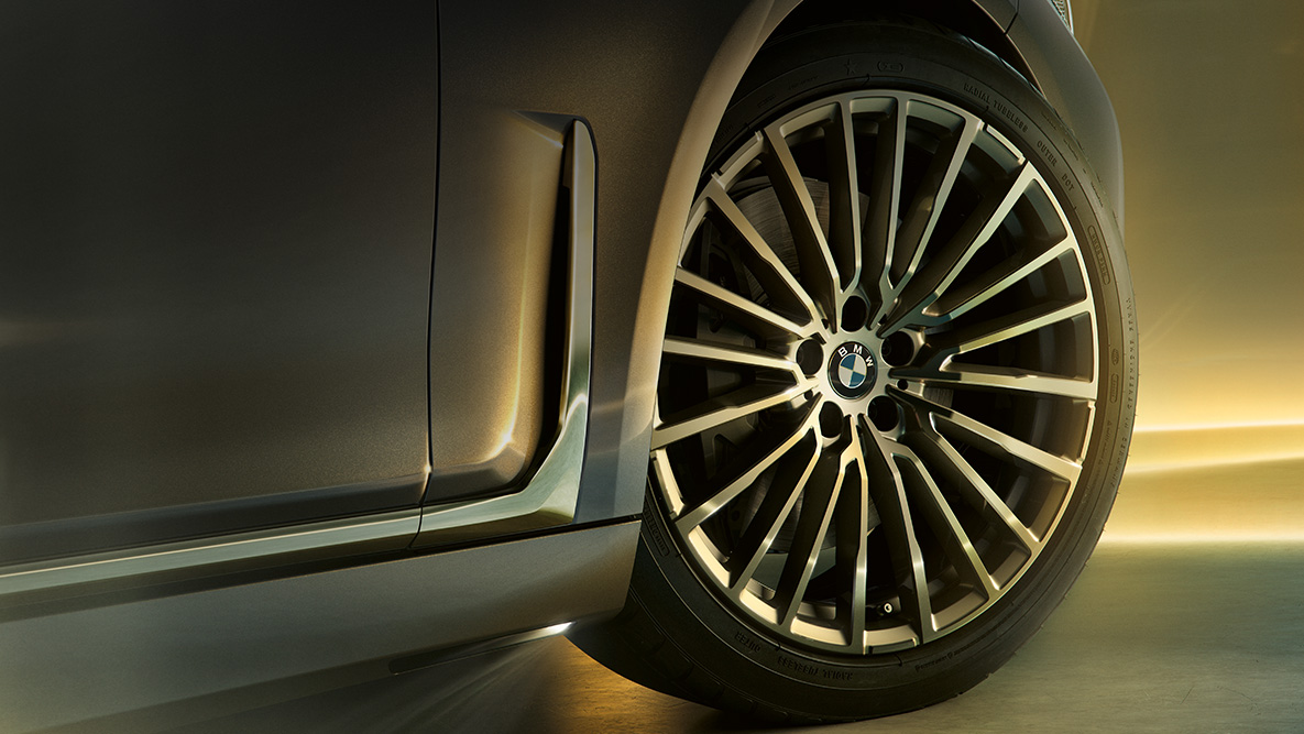 Roţi BMW Seria 7 Sedan cu design Multi-spoke BMW Seria 7 Sedan: imagine în prim plan cu roţi cu design Multi-spoke