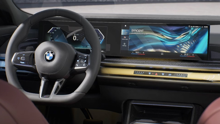BMW Seria 7 Sedan G70 ICE 740i cu pachet M Sport, imagine cu trei sferturi din partea din spate BMW Seria 7 Sedan G70 ICE 740i cu pachet M Sport, imagine cu trei sferturi din partea din spate în timp ce se deplasează
