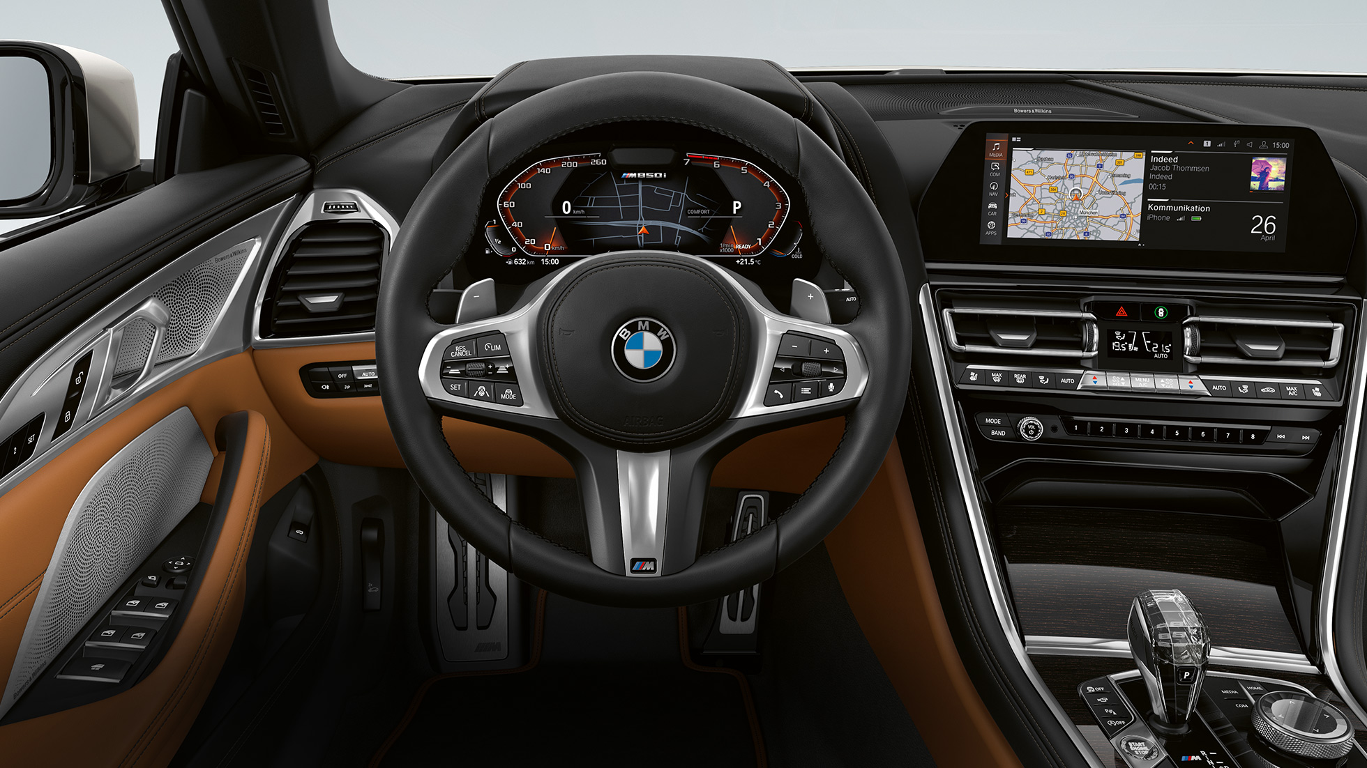 Imagine cu volanul M îmbrăcat în piele cu butoane multifuncţionale şi padele de schimbare a vitezelor din BMW M850i xDrive. Imagine cu volanul M îmbrăcat în piele cu butoane multifuncţionale şi padele de schimbare a vitezelor din BMW M850i xDrive.