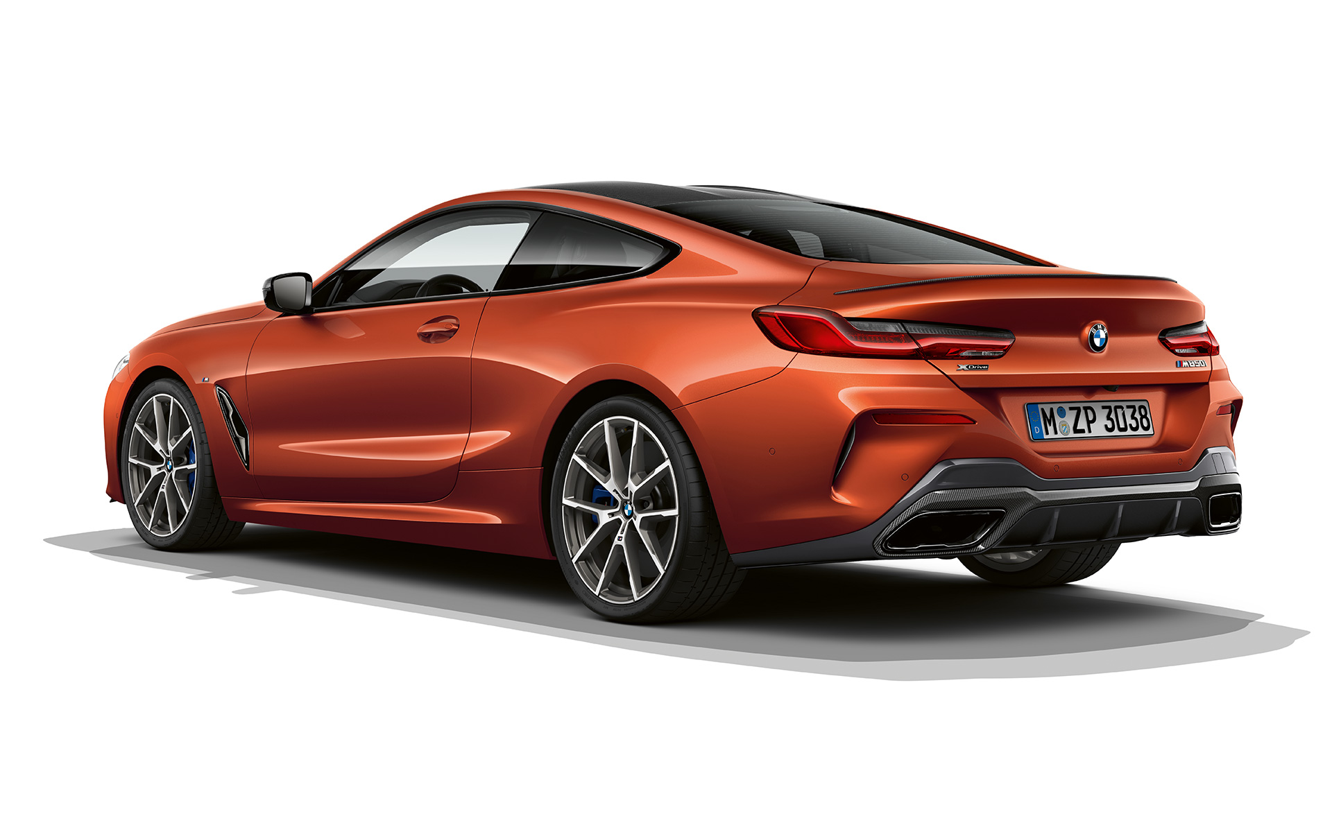 BMW Seria 8 Coupé în Orange Sunset metalizat Imagine cu BMW Seria 8 Coupé în Orange Sunset metalizat, staţionând pe un fundal alb.
