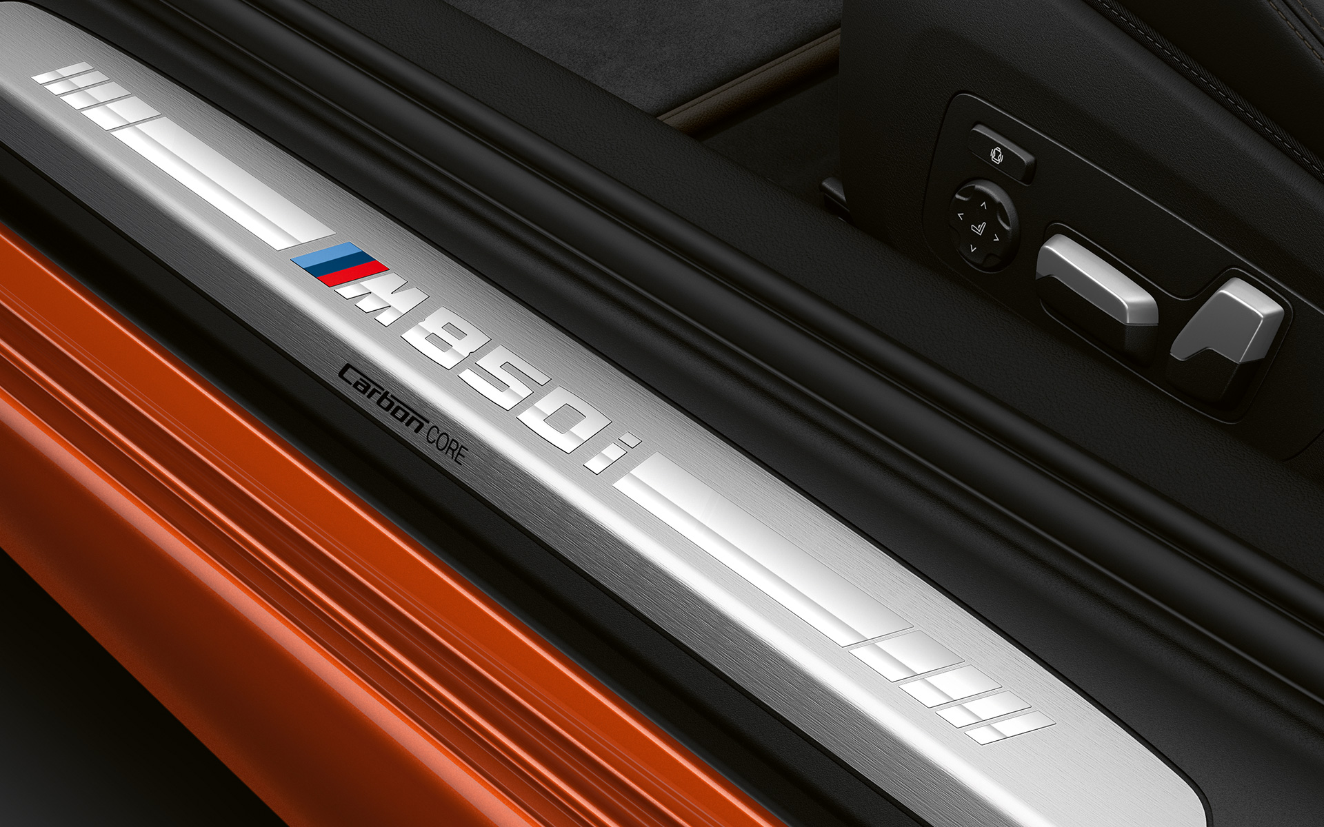 Pragul portierei BMW Seria 8 Coupé cu logo „M850i” Imagine în prim-plan cu pragul portierei BMW Seria 8 Coupé cu logo „M850i”.