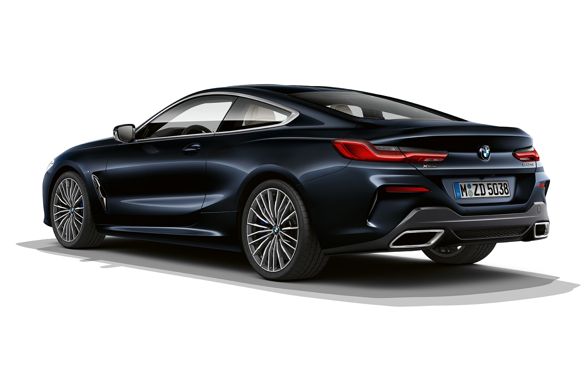 BMW Seria 8 Coupé în Negru Carbon metalizat Imagine cu BMW Seria 8 Coupé în Negru Carbon metalizat, staţionând pe un fundal alb.