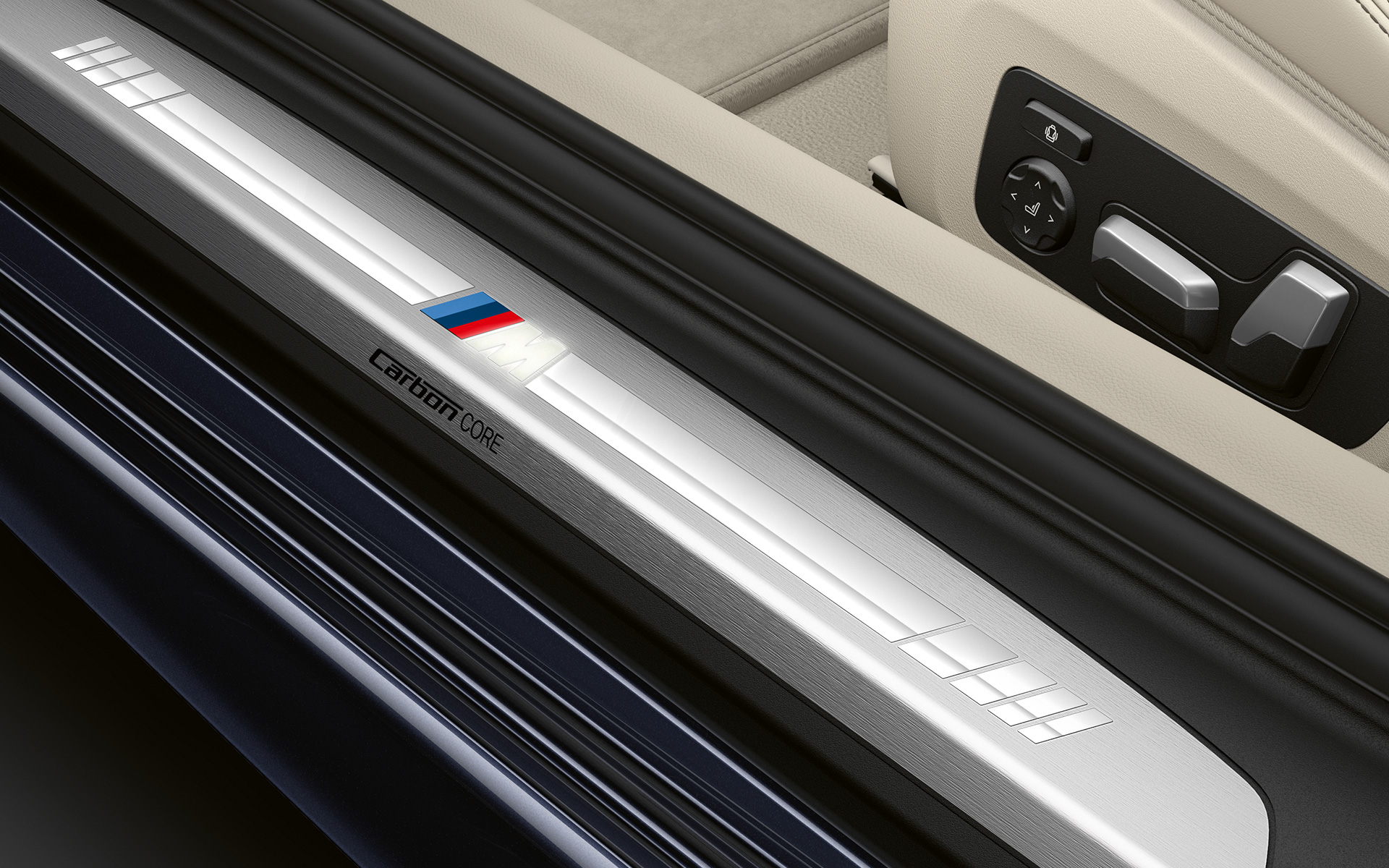Pragul portierei BMW Seria 8 Coupé cu logo „M” Imagine în prim-plan cu pragul portierei BMW Seria 8 Coupé cu logo „M”.
