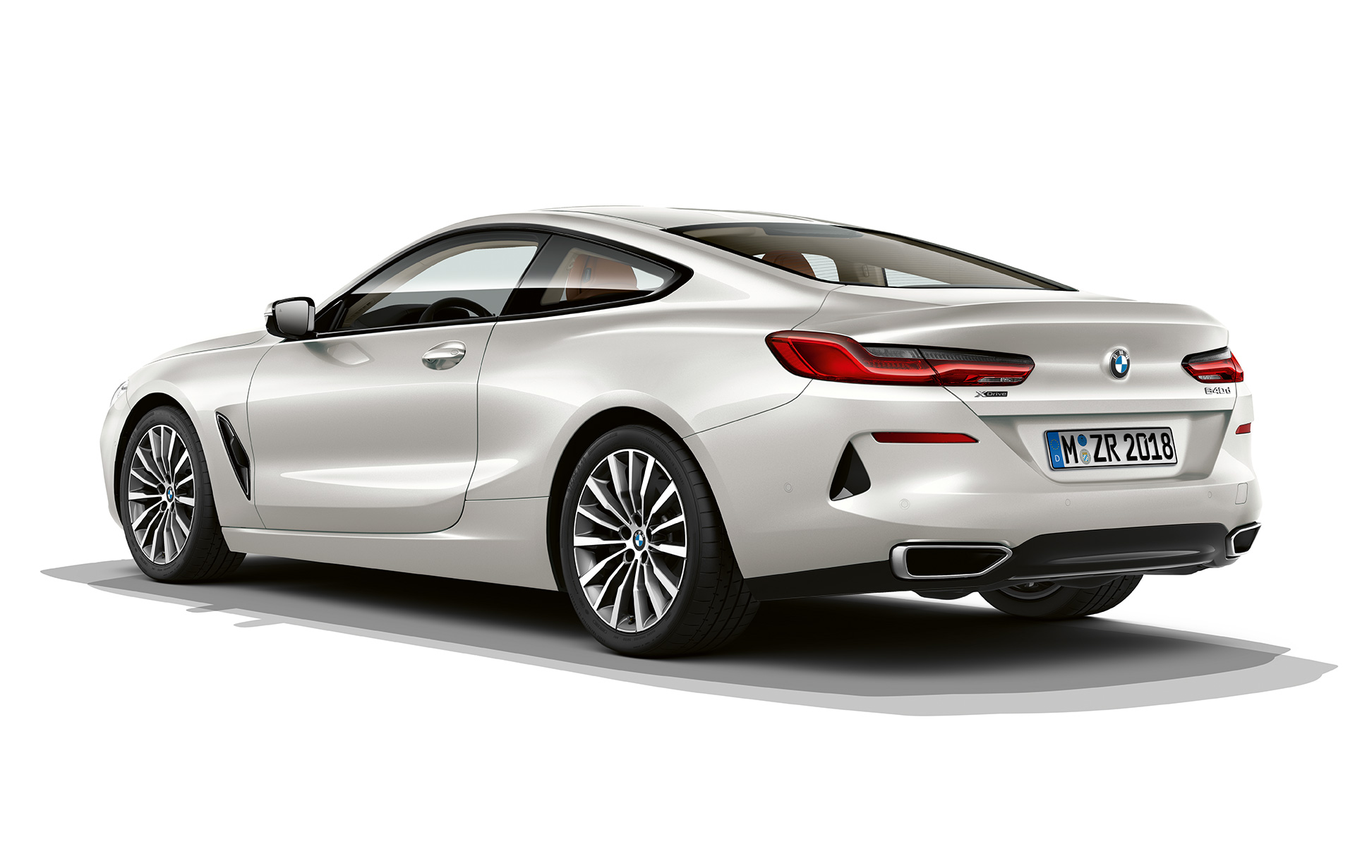 BMW Seria 8 Coupé în Alb Mineral metalizat Imagine cu BMW Seria 8 Coupé în Alb Mineral metalizat, staţionând pe un fundal alb.