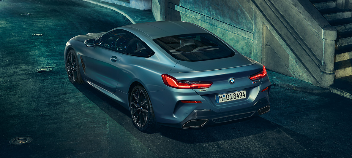 Imagine cu trei sferturi din partea spate a BMW M850i Coupé „First Edition” Imagine cu trei sferturi din partea spate a BMW M850i Coupé „First Edition” staţionând într-un peisaj urban